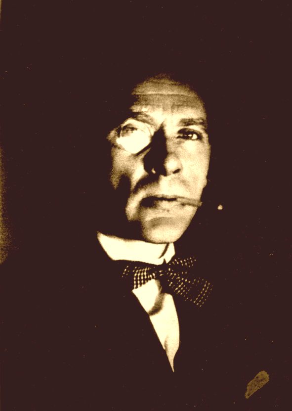 Михаил Булгаков. Малоизвестный снимок писателя с моноклем. 
Фото Бориса Шапочникова 1927 г.